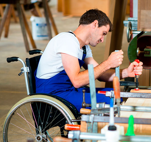 Persona con discapacidad en un taller